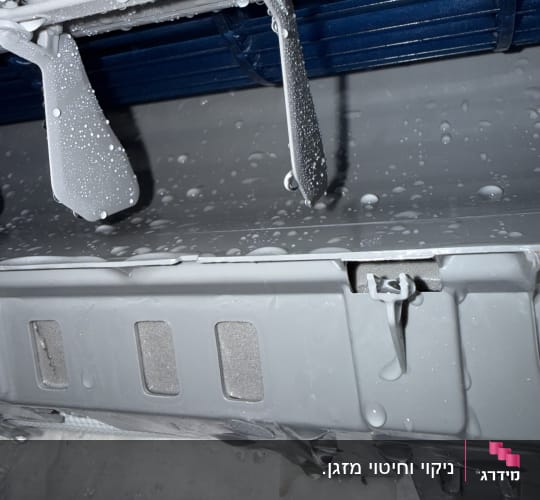 חלק פנימי של מזגן עם טיפות מים